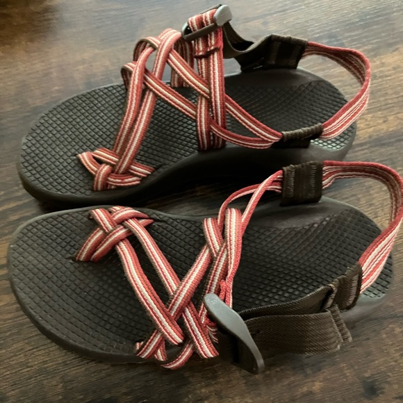Women’s Chaco’s Size 6 Wide with Toe strap - Picture 1 of 5